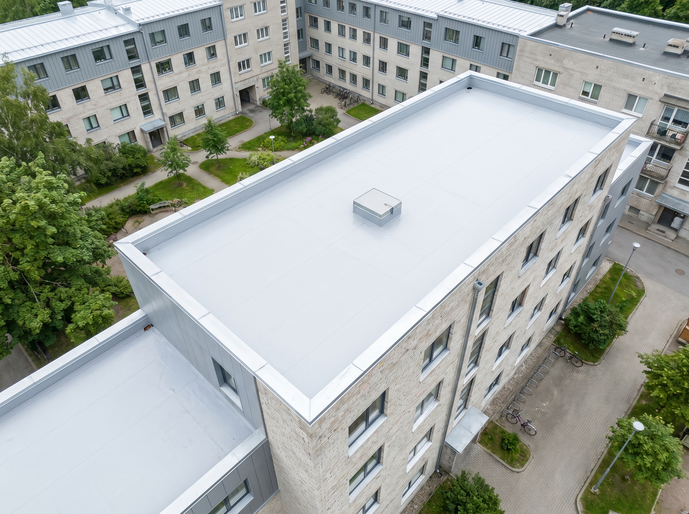 Korterelamu renoveeritud lamekatus Rakveres