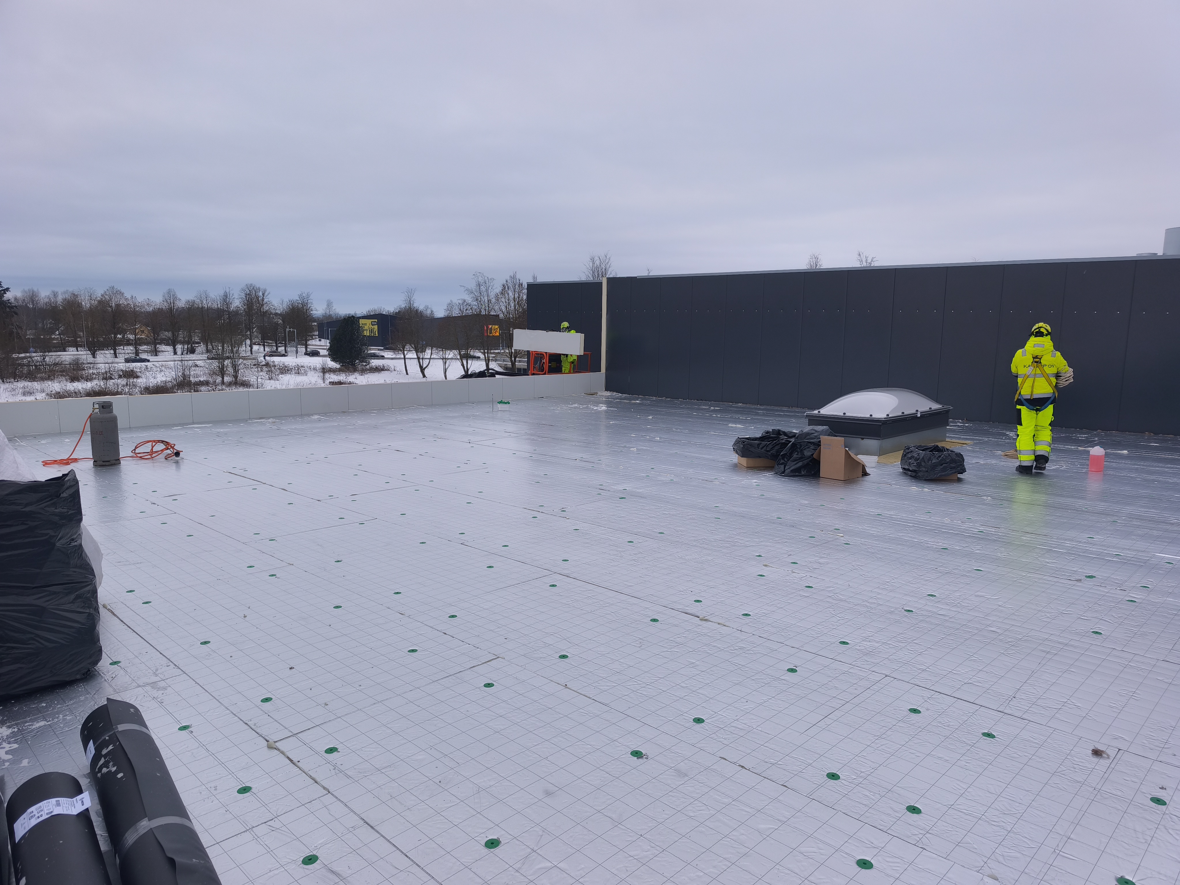 Meriltec meeskond lamekatust paigaldamas